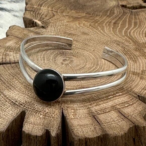1980s Native American NAVAJO Sterling Silver & Round Onyx Sweater Cuff Bracelet - Picture 1 of 4